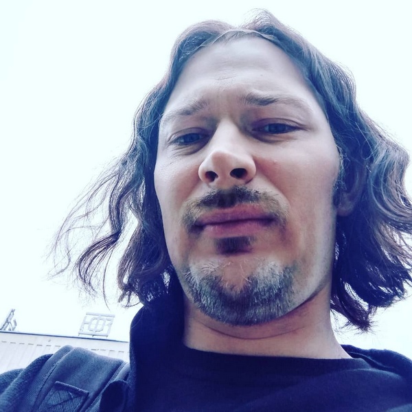 rock_journalist_roman_kadulin_v_seriale_korol_i_shut
