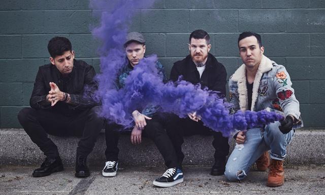 Fall Out Boy выпустили клип «HOLD ME TIGHT OR DON’T»