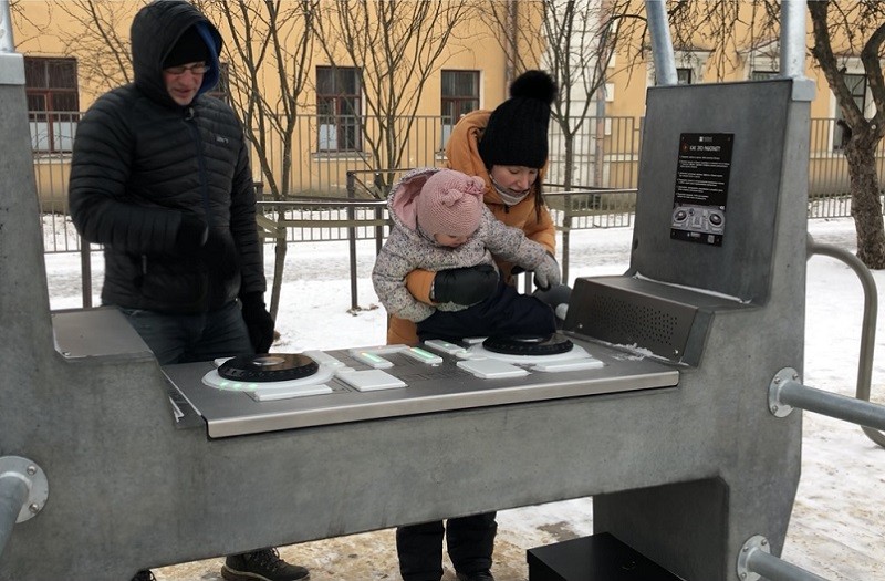 Диджейский пульт появился на набережной реки Карповки