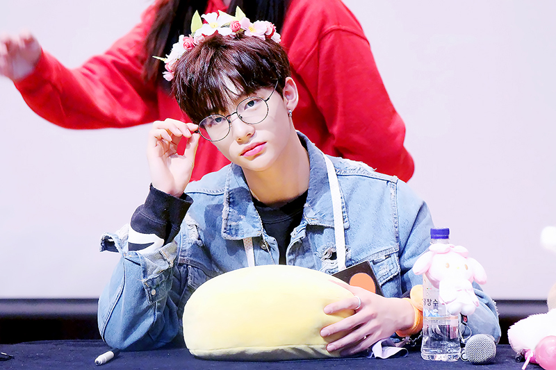 hyunjin_at_a_fansigning_event_on_january_21_2018_04