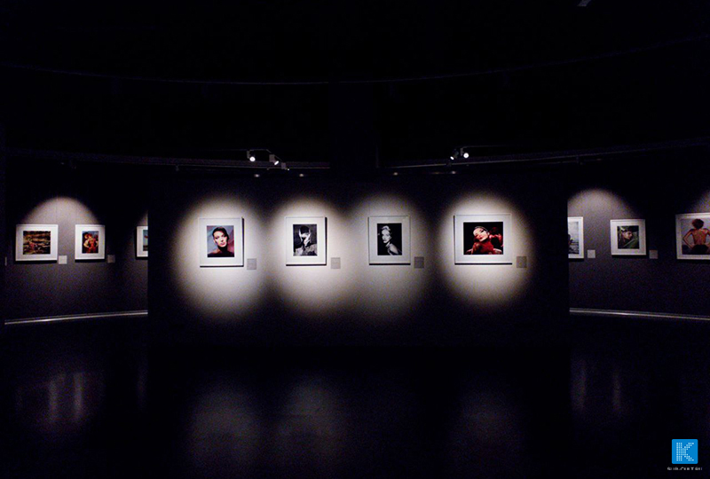 «Богиня света и цвета»: в «Эрарте» открылась выставка фотографий Альберты Тибурци