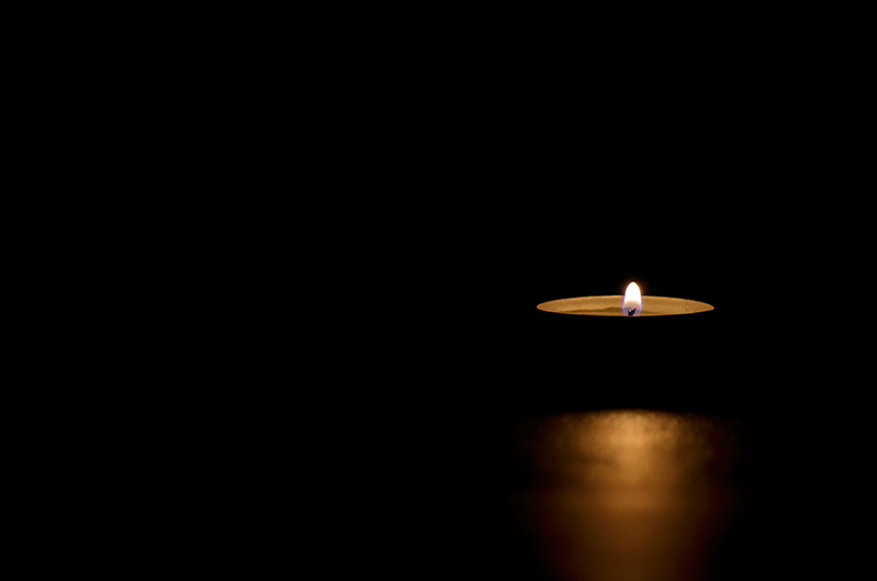 lit-tin-candle-in-the-dark-conveying-memorial-death-hope-or-dar_p18511