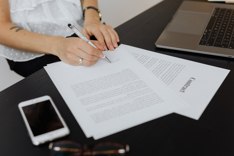 kaboompics_a-businesswoman-signs-a-contract-13910-1