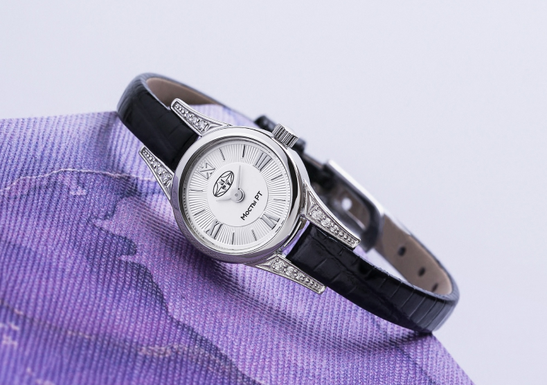 наручные часы с символикой компании