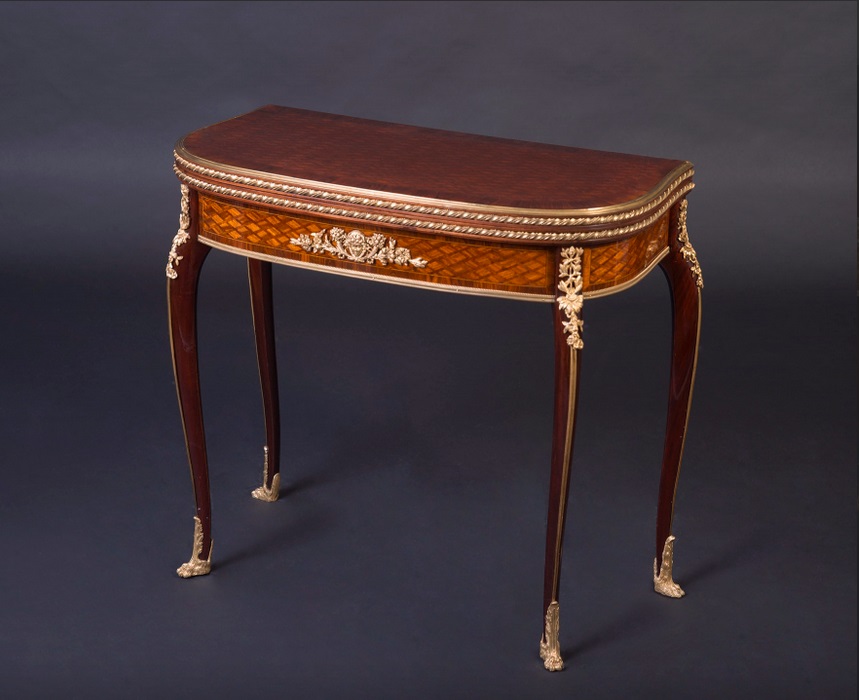 Антикварные столики в интерьере