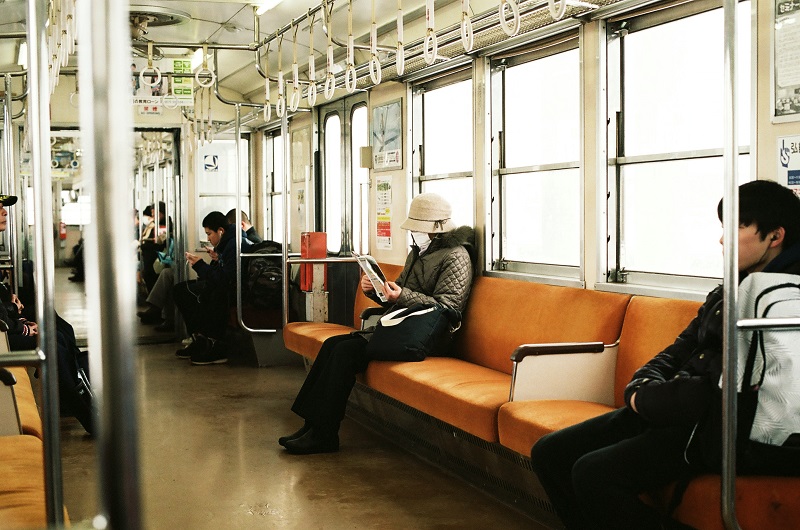 Уткнувшись в книгу: что не стыдно читать в метро