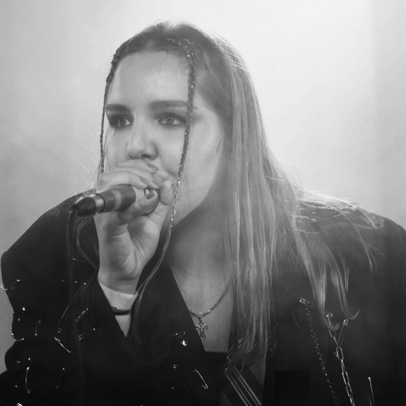  «Сцена — это место силы, а не страха»: арт-директор Школы Рока о том, как создавать праздник из хаоса