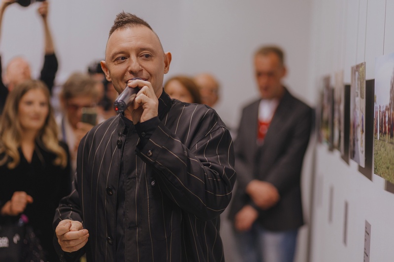 «Только кажется, что снимать нечего. Нужно просто присмотреться»: Рома Зверь представил свою вторую фотовыставку в Эрарте