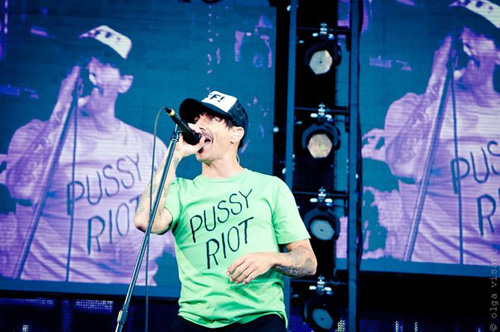 В Петербурге вокалист Red Hot Chilli Peppers вышел на сцену в футболке Pussy Riot