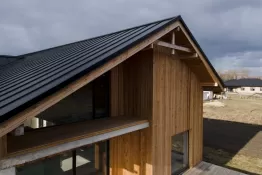 Дома из клеёного бруса: особенности и преимущества