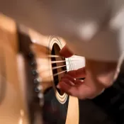Как выбрать усилитель для акустической гитары
