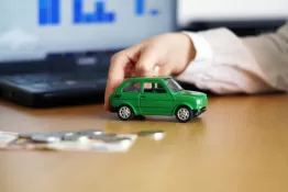 ОСАГО и E‑ОСАГО: как оформить электронную страховку и сэкономить время и деньги