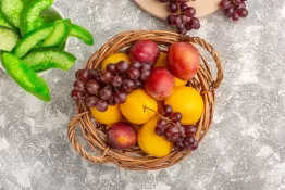 Корзина с фруктами как универсальный подарок: кому дарить и как выбрать состав